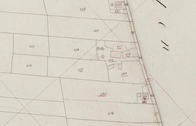 <p>Uitsnede van het kadastrale minuutplan van 1832. Onder de nummers 157-160 zijn het erf en de gebouwen van de voorganger van de huidige boerderij weergegeven. (Kadaster)</p>
